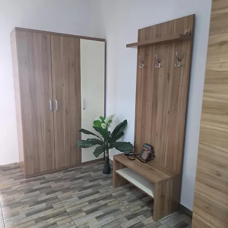 La 1 Minut De Mers Pa Jos Pana La Cluburii Daire Mamaia